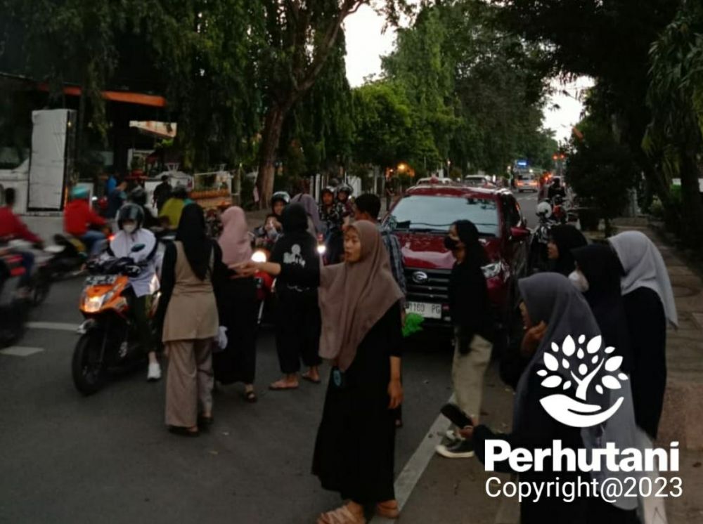 Perhutani KPH Probolinggo berbagi takjil