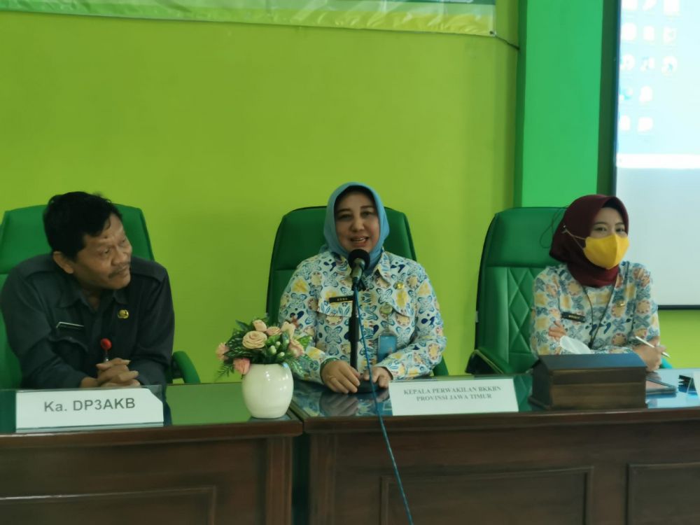 Kaper BKKBN Jatim Maria Ernawati saat hadiri penyuluhan KB di Bojonegoro