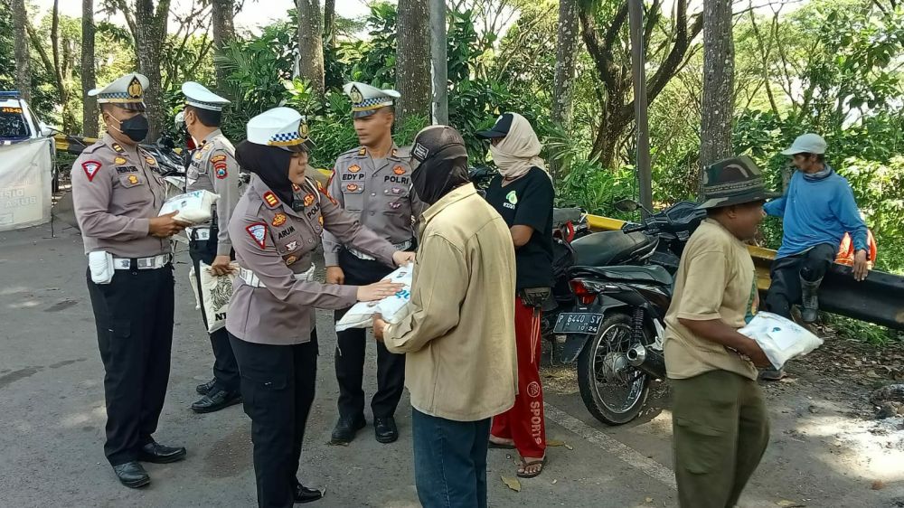 Satlantas Polres Jember edukasi keselamatan dan salurkan Bansos