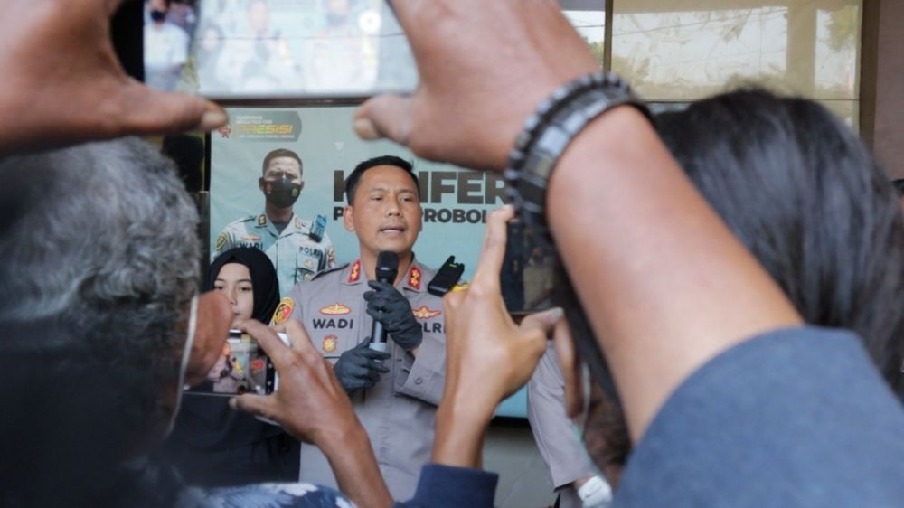 Kapolres Probolinggo AKBP Wadi Sa'bani saat memberikan keterangan