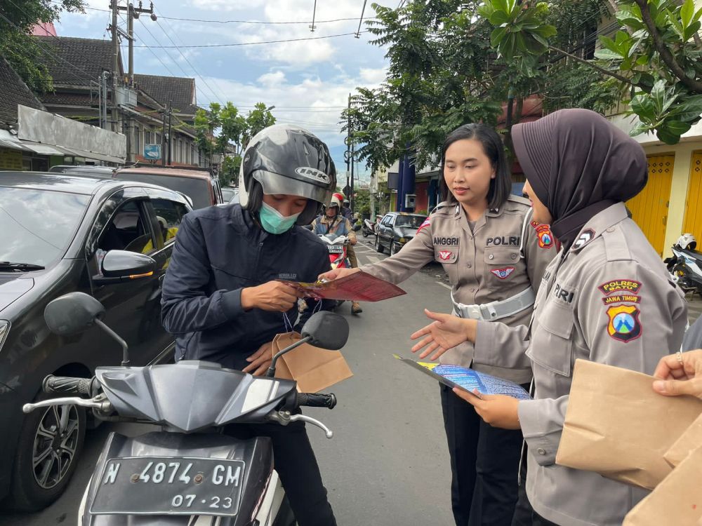 Polwan Polres Batu sosialisasi dan bagi takjil 