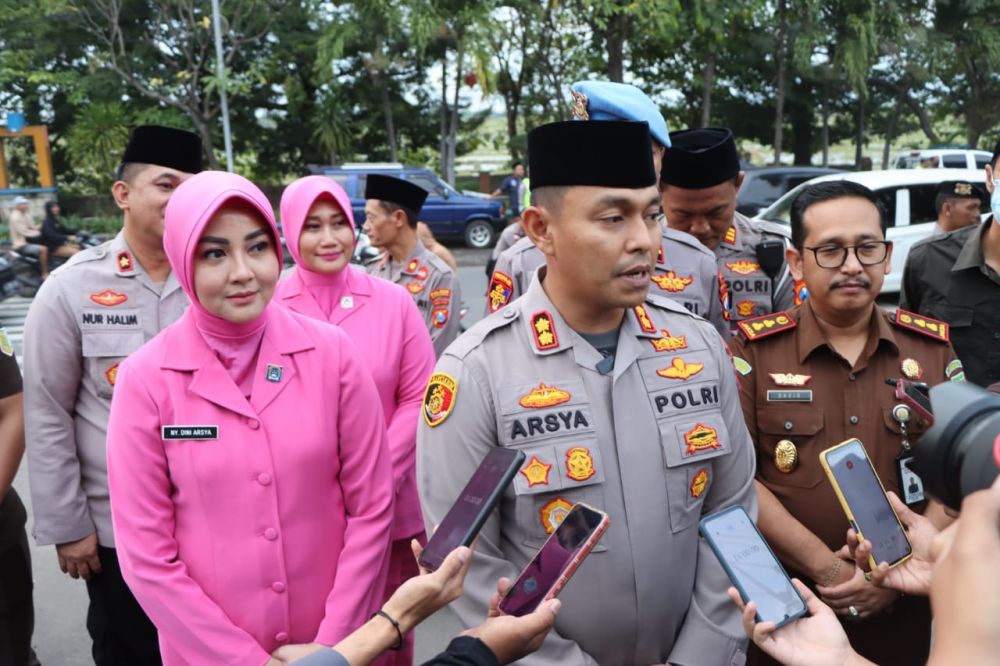 Kapolres Probolinggo AKBP Teuku Arsya Khadafi, Bhayangkari dan media berbagi takjil