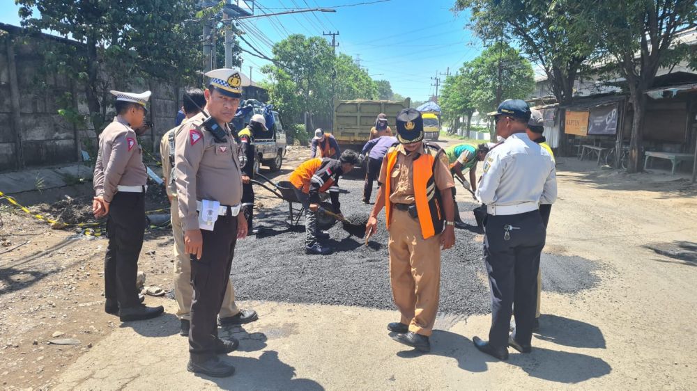 Satlantas Polres Gresik bersama Dishub dan DPUTR koordinasi jalan rusak