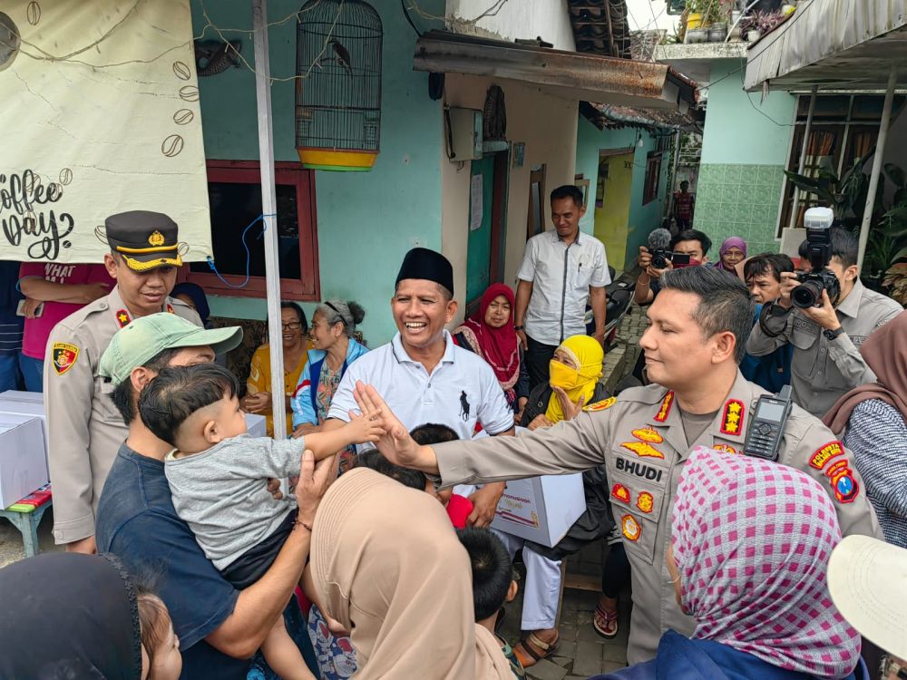 Kapolresta Malang Sambangi Warga dan Salurkan Bantuan Kemanusiaan untuk Negeri
