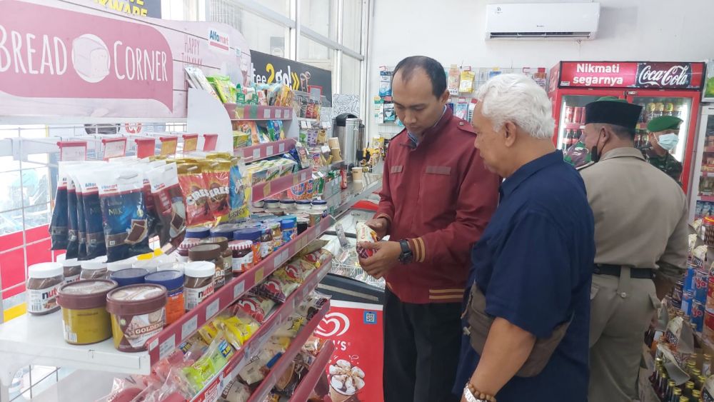 Polsek Wringinanom lakukan pengecekan makanan dan minuman di supermarket