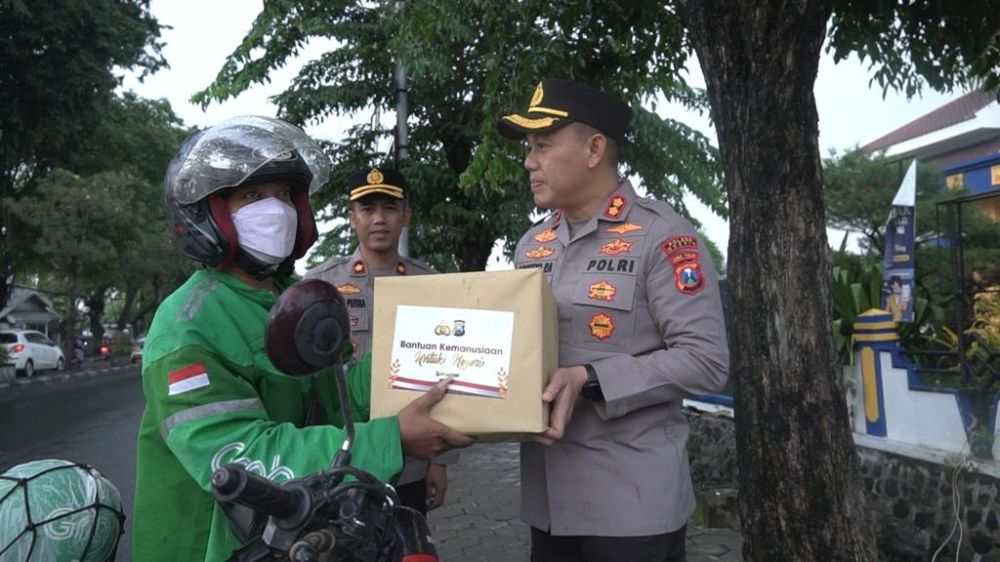Kapolres Gresik AKBP Adhitya Panji Anom saat Baksos ke pengguna jalan di bulan Ramadhan