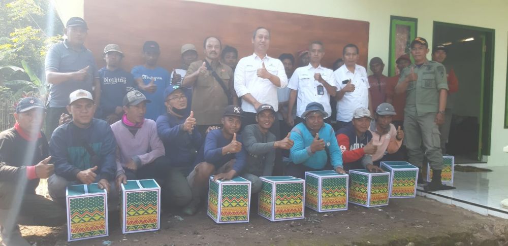 Perhutani KPH Probolinggo berbagi sembako