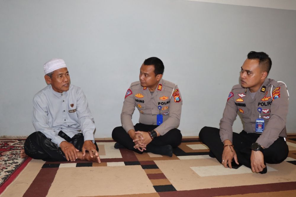 Kasat Lantas Polres Gresik AKP Agung Fitransyah didampingi Kanit Regident Iptu Mega Satriatama