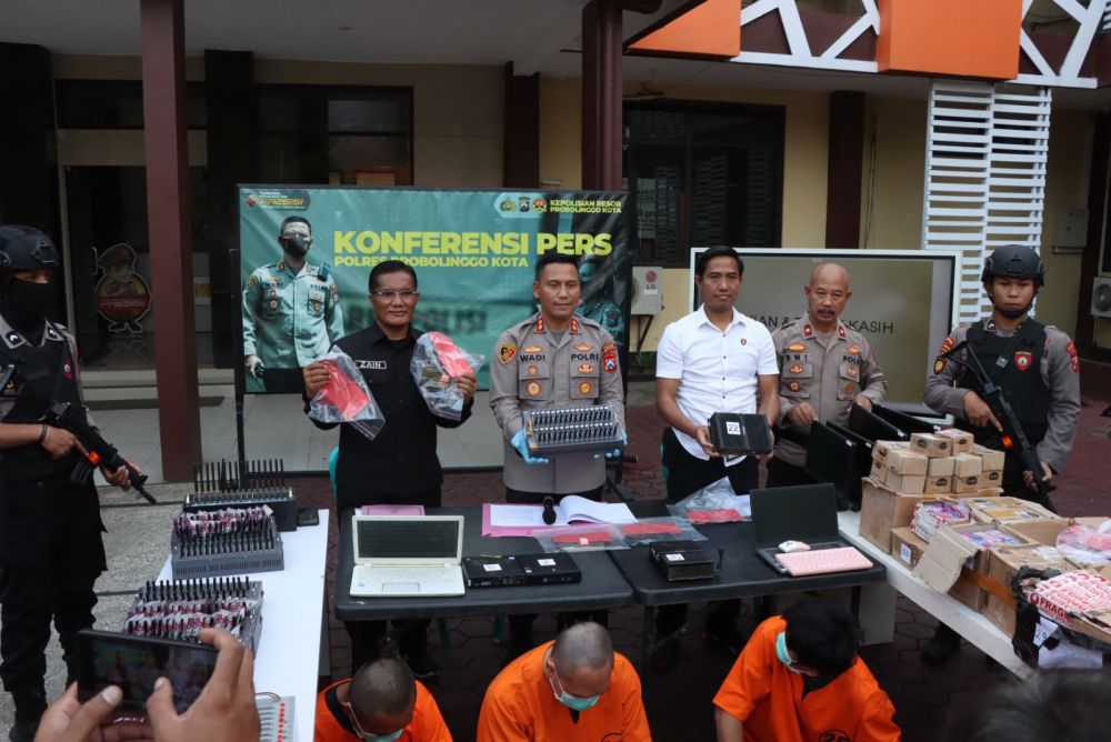 Polres Probolinggo amankan tersangka penjual kode OTP beserta barang buktinya