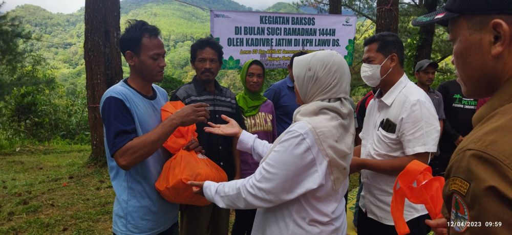 Perhutani bagikan sembako ke penyadap di Madiun