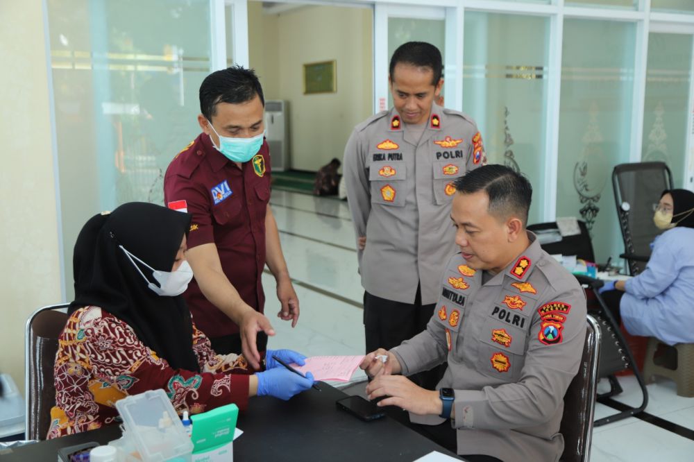 Kapolres Gresik AKBP Adhitya Panji Anom didampingi Wakapolres Kompol Erika Purwana Putra saat donor darah