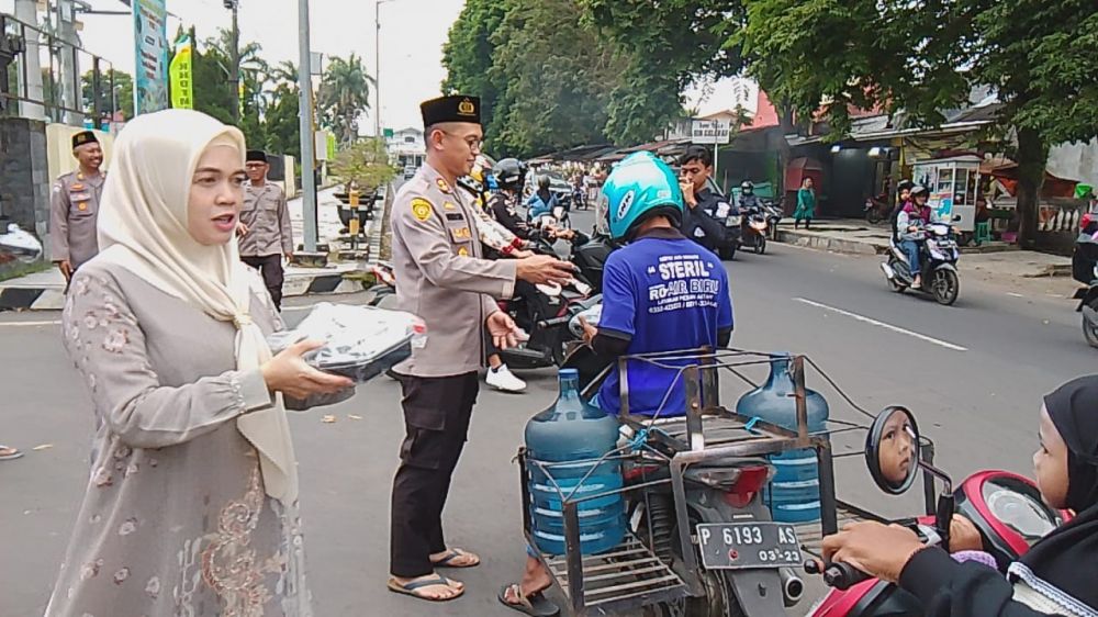 Kapolres Bondowoso AKBP Wimboko saat bagi takjil