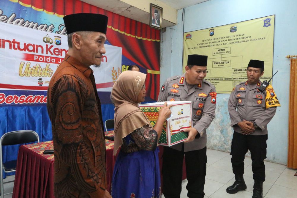 Kabid Humas Polda Jatim Kombespol Dirmanto saat memberikan paket bantuan