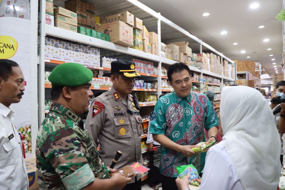Kapolres Bojonegoro AKBP Rogib Triyanto bersama Forkopimda cek harga dan stok bapokting