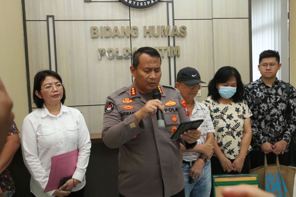 Kabid Humas Polda Jatim Kombespol Dirmanto saat memberikan keterangan
