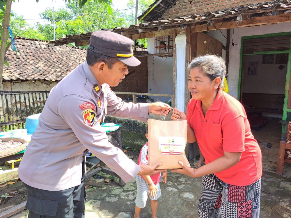 Polres Nganjuk beri bantuan ke warga kurang mampu