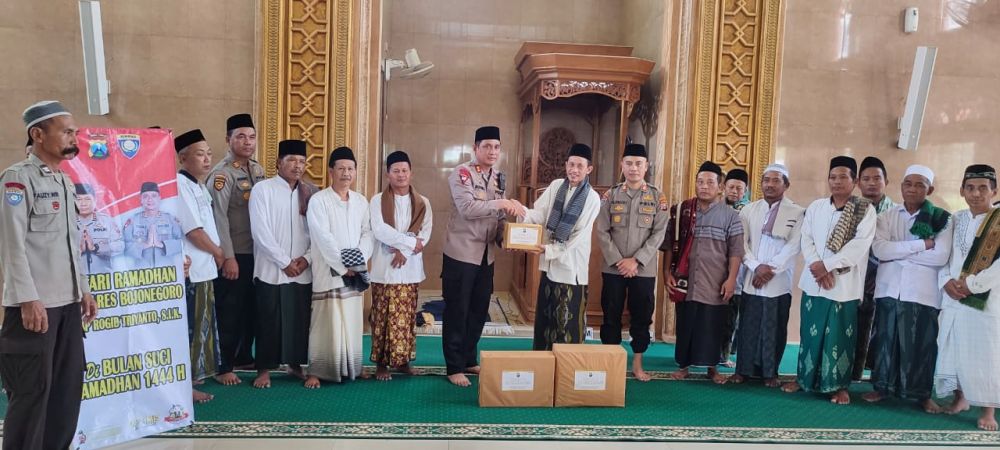 Kapolres Bojonegoro AKBP Rogib Triyanto saat berikan bantuan