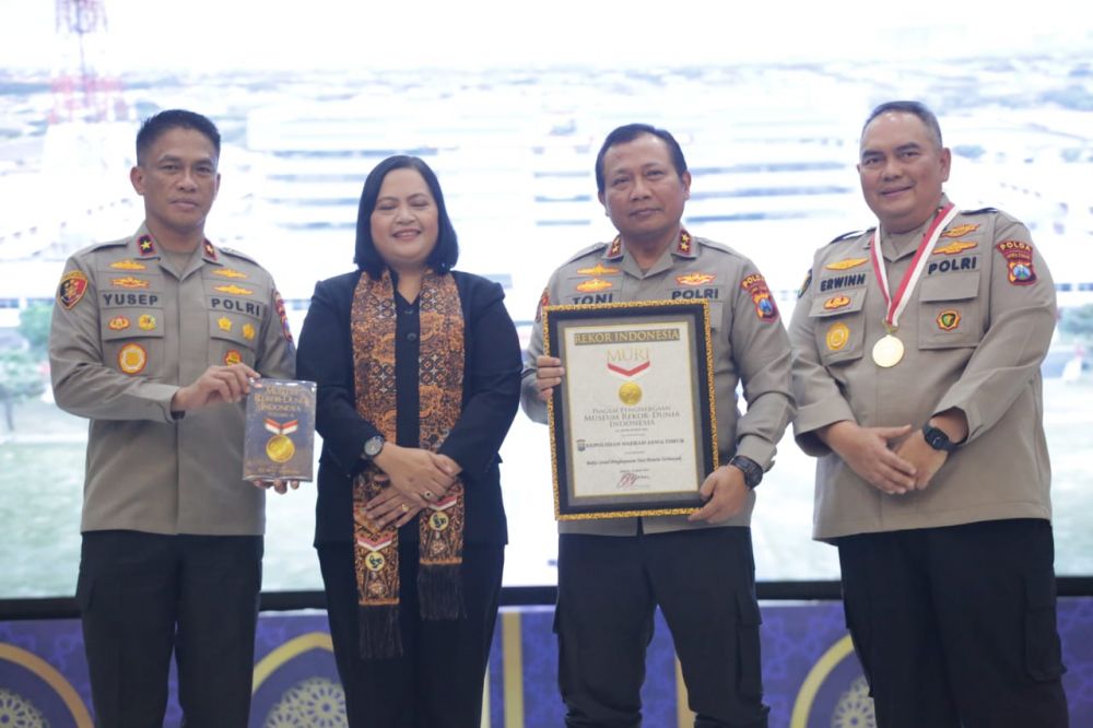 Polda Jatim terima penghargaan dari Muri dengan peserta hapus Tato terbanyak