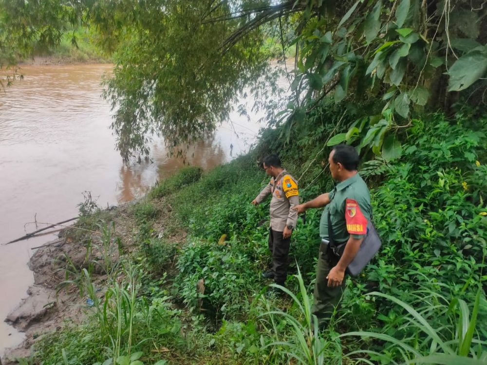Petugas temukan baju dan mainan korban ditepi sungai