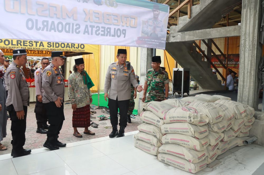 Kapolresta Sidoarjo Kombespol Kusumo Wahyu Bintoro saat tinjau masjid