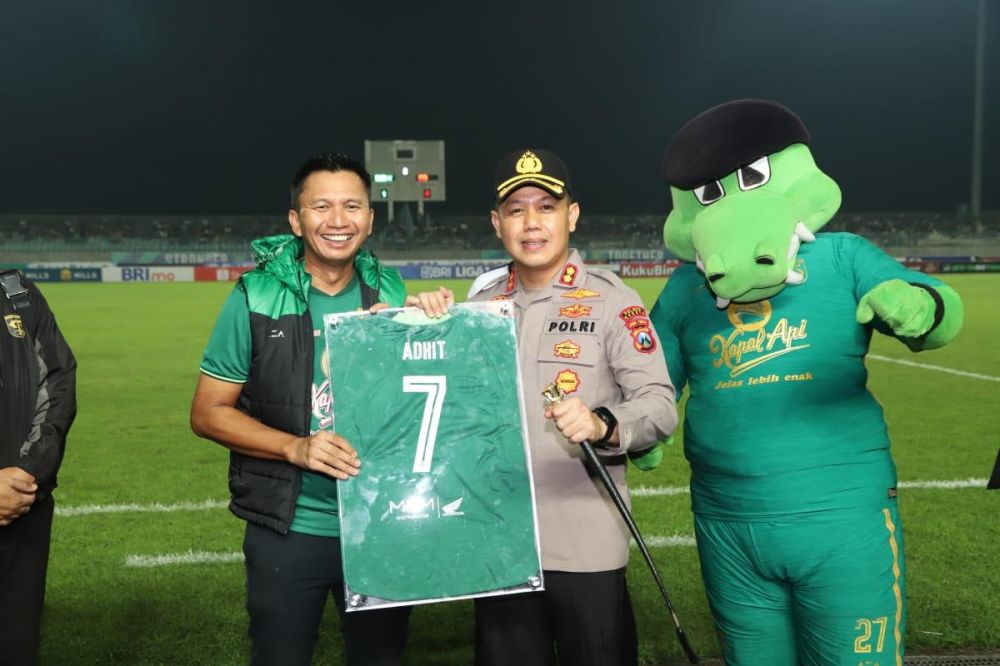 Kapolres Gresik AKBP Adhitya Panji Anom terima cinderamata dari Persebaya Surabaya
