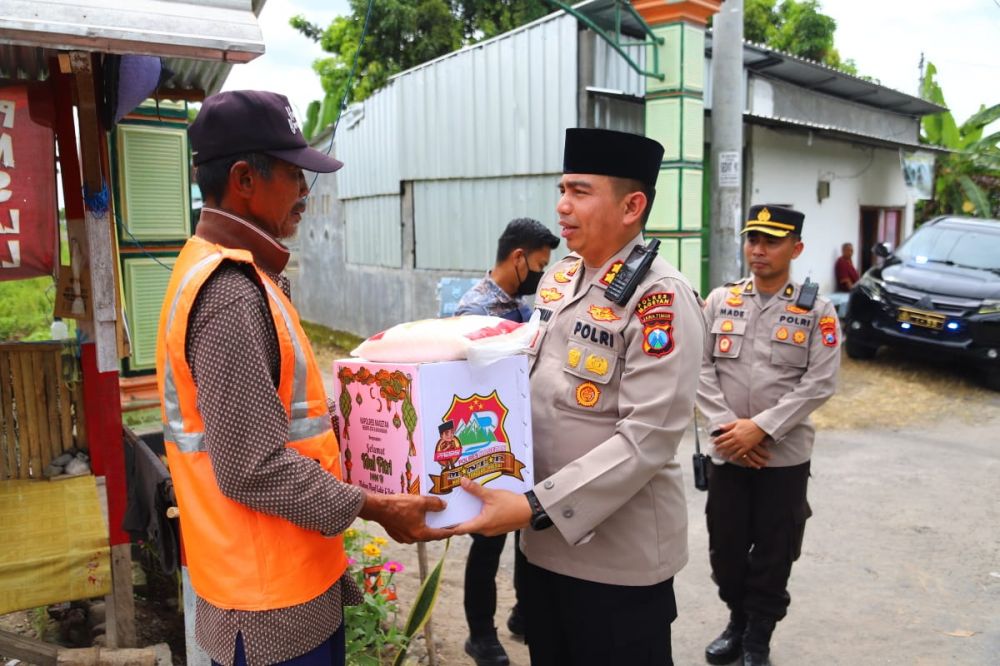 Kapolres Magetan AKBP Muhammad Ridwan berikan bantuan ke penjaga palang pintu KA