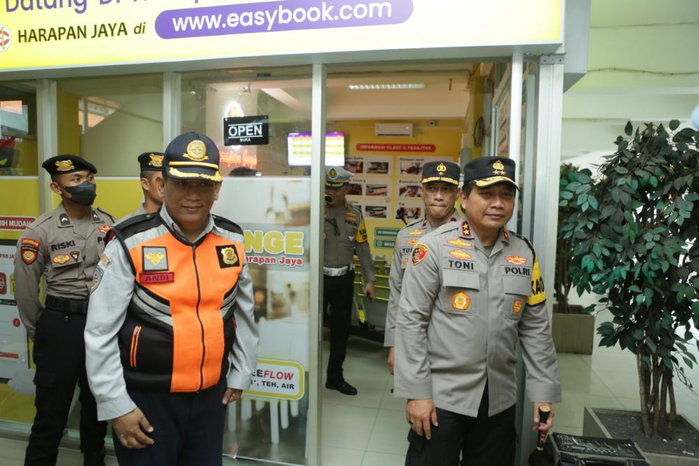 Kapolda Jatim Irjen Pol Dr. Toni Harmanto saat tinjau posyan dan pospam