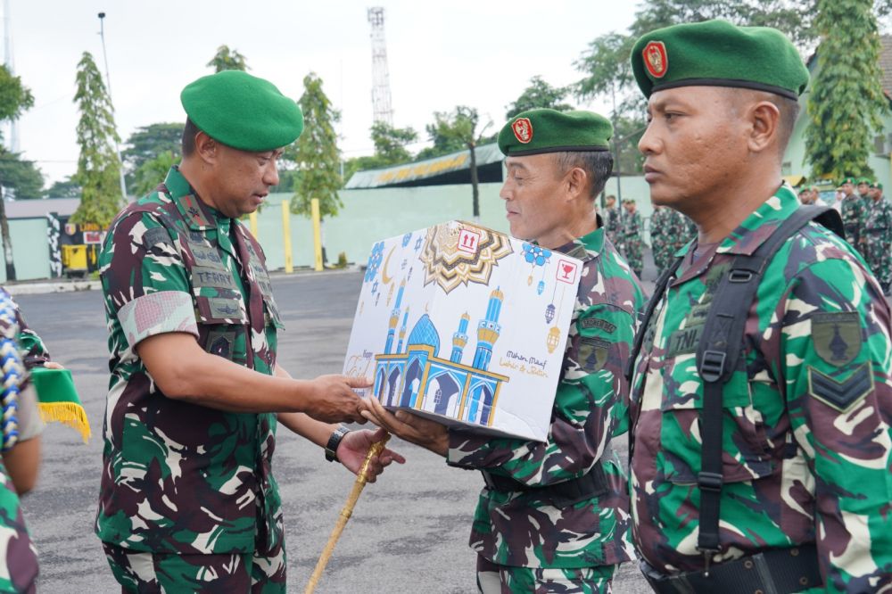 Danrem 084/BJ Brigjen TNI Terry Tresna Purnama berikan prajurit dan PNS Korem 084/BJ bingkisan lebaran