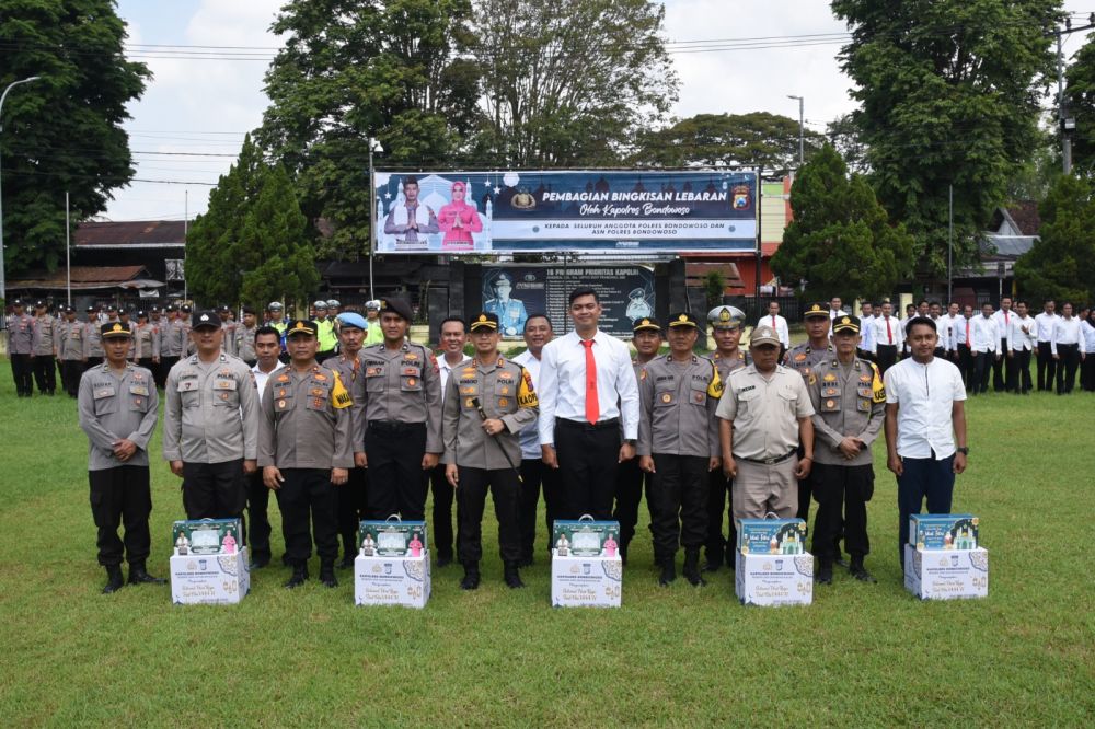Polres Bondowoso Berbagi Bingkisan ke Personil Jelang Lebaran