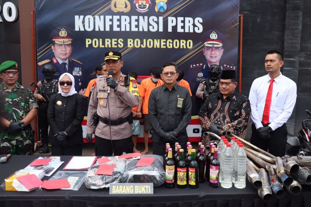 Polres Bojonegoro Bersama Forkopimda Lakukan Pemusnahan Miras dan Knalpot Brong Jelang Lebaran