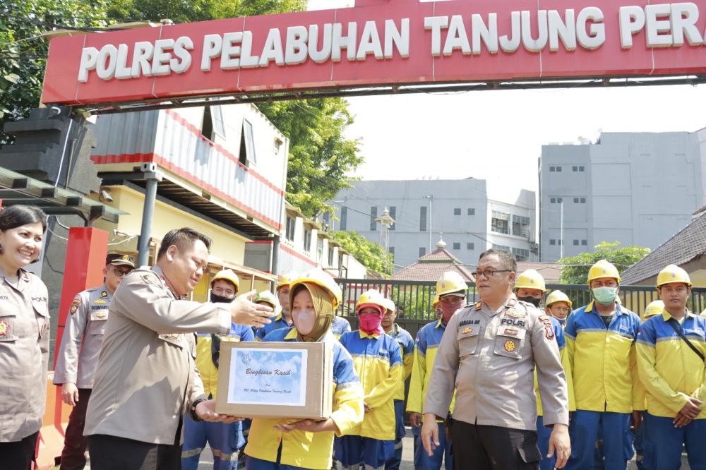 Wakapolres Pelabuhan Tanjung Perak Surabaya Kompol Wahyu Norman berikan bantuan ke petugas kebersihan