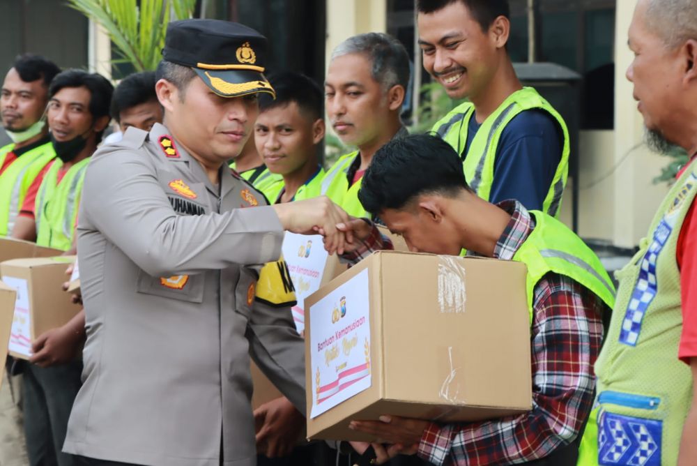 Kapolres Nganjuk AKBP Muhammad saat bagikan bantuan ke warga kurang mampu dan kaum Disabilitas