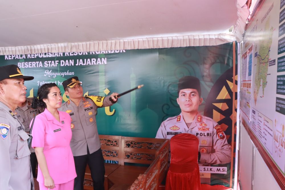 Kapolres Nganjuk AKBP Muhammad bersama Bhayangkari cabang Nganjuk sambangi pos PAM lebaran