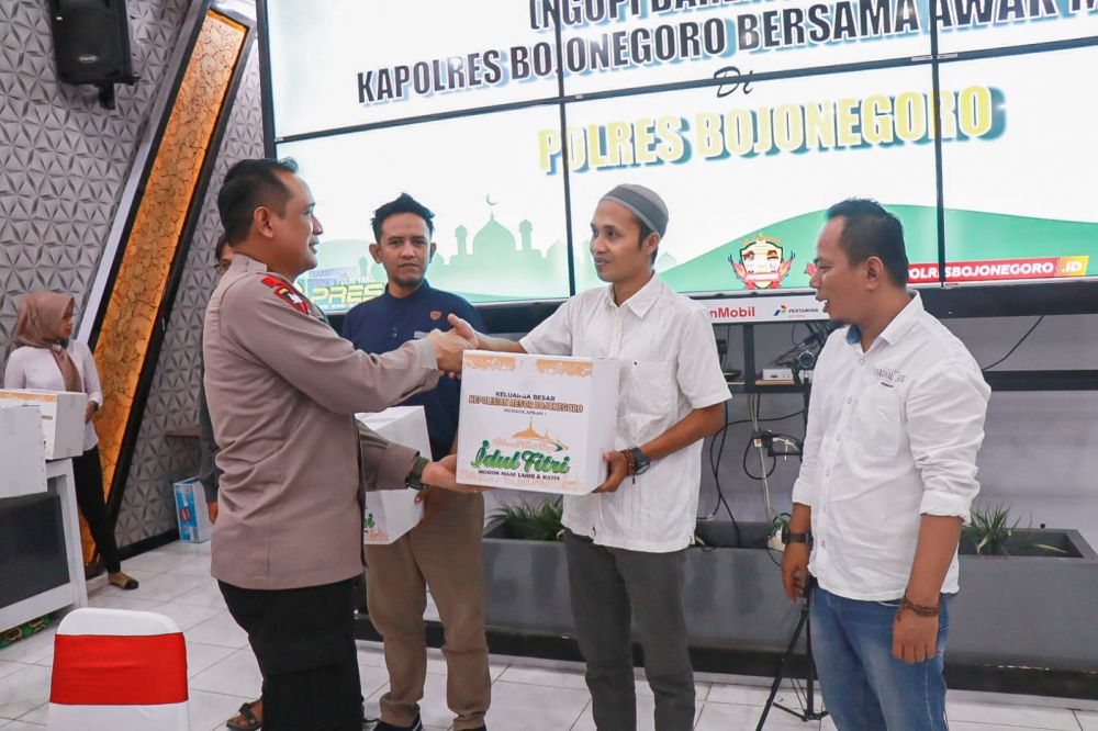 Kapolres Bojonegoro AKBP Rogib Triyanto berikan bingkisan saat Piramida