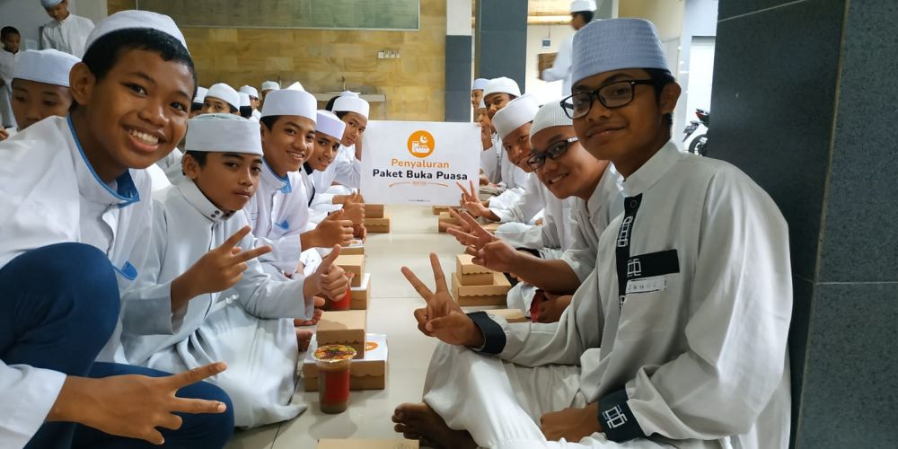 Laznas BMH salurkan paket buka puasa ke pesantren