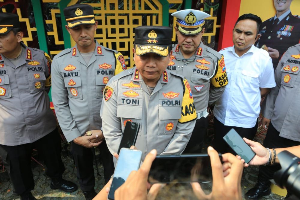 Kapolda Jatim Irjen Pol Dr. Toni Harmanto saat cek posyan dan pospam