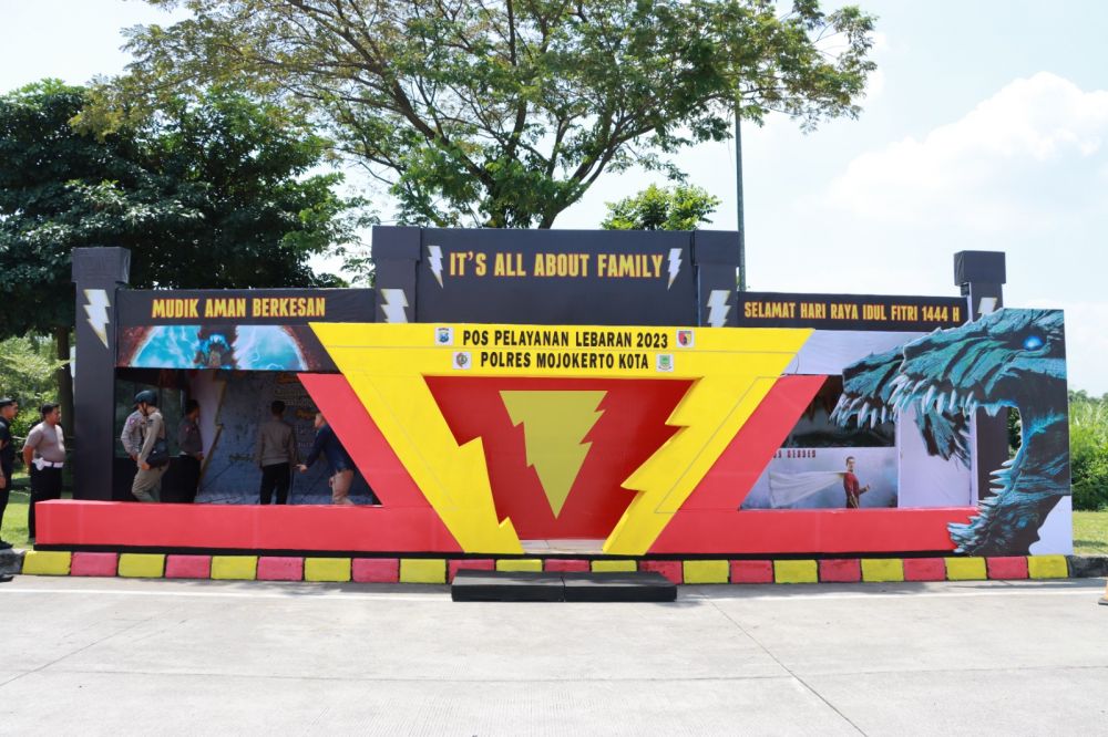 Posyan Polresta Mojokerto bertema superhero Shazam