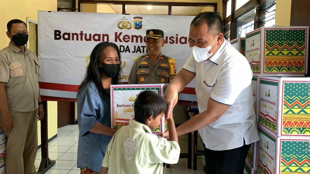 Ditresnarkoba Polda Jatim bagi paket sembako