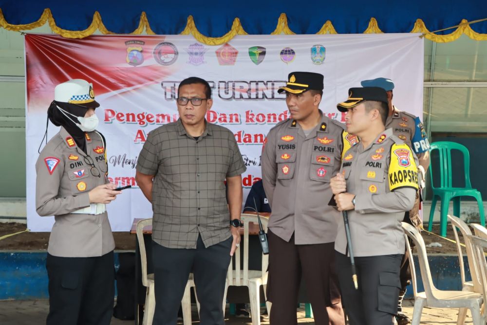 Kapolres Pimpin Tes Urine Sopir dan Kondektur Bus di Terminal Nganjuk