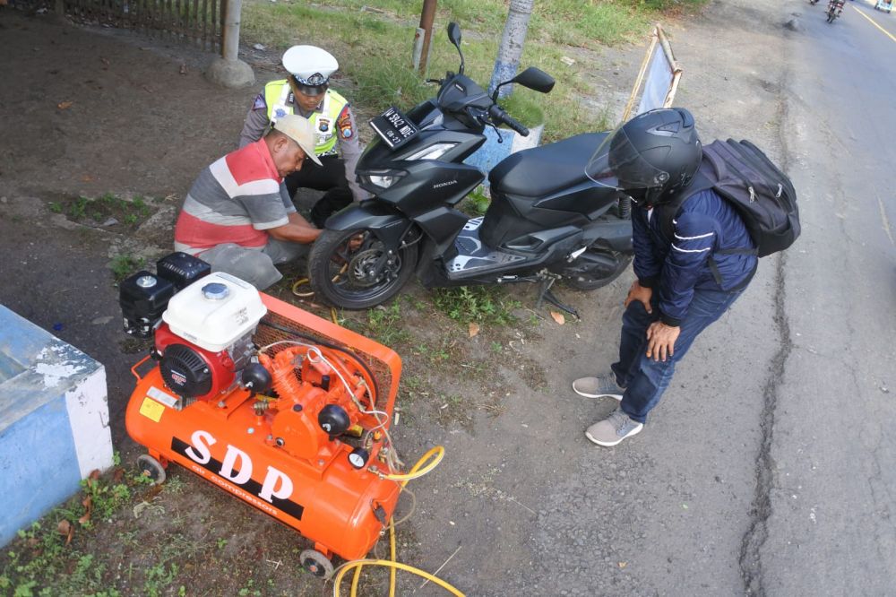 Khusus Pemudik, Polres Situbondo Layani BBM Gratis dan Tambal Ban