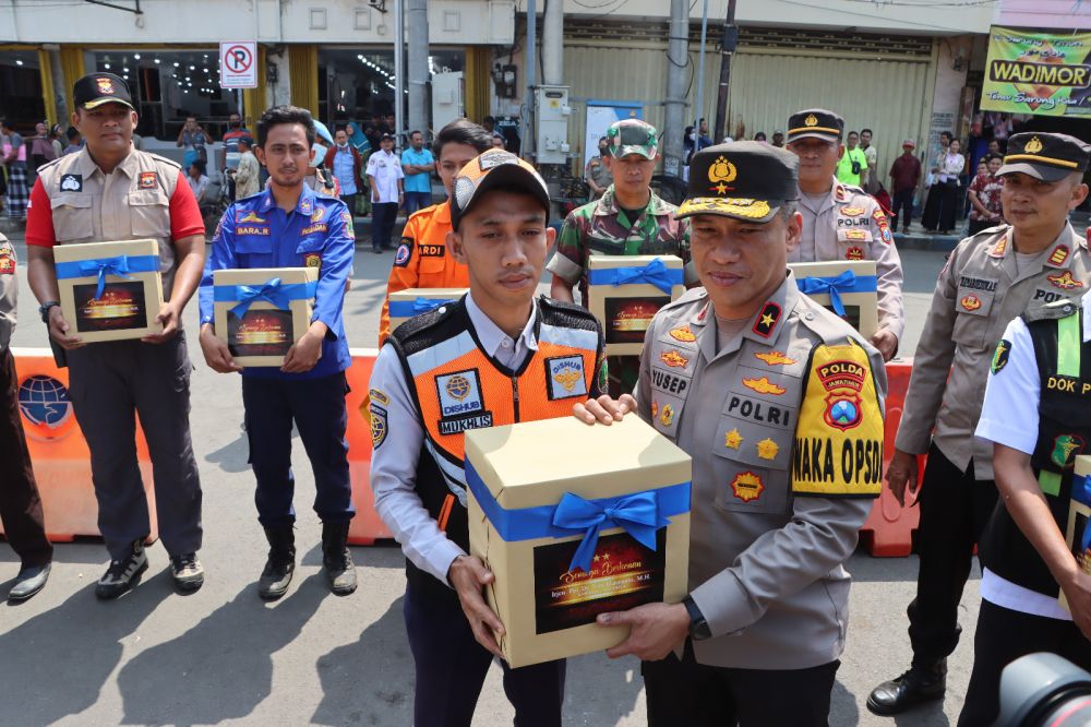 Wakapolda Jatim Brigjen Pol Akhmad Yusep Gunawan berikan bingkisan petugas pos PAM