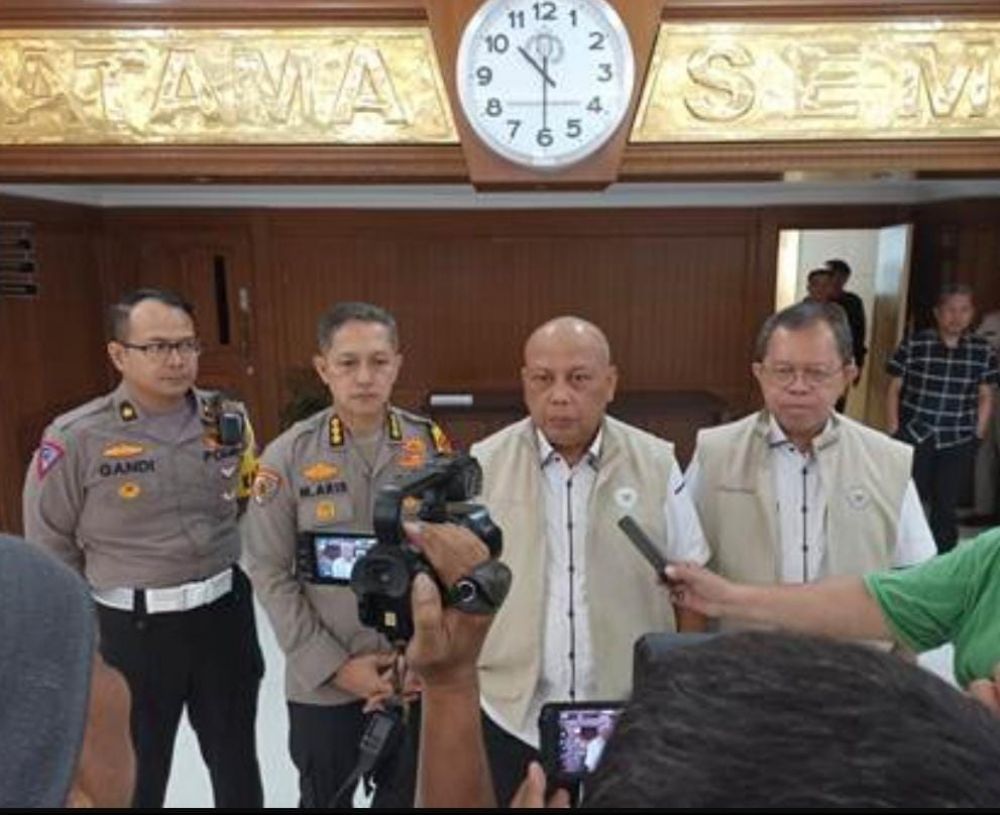 Komisioner Kompolnas Irjen Pol (Purn) Drs. Muji Hartanto dan Dr. Wahyu R saat kunjungi Mapolda Jatim