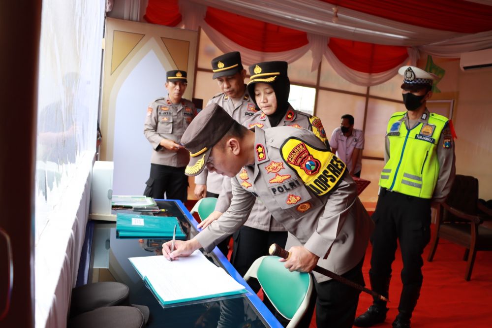 Kapolresta Mojokerto AKBP Wiwit Adisatria saat tinjau posyan dan pospam