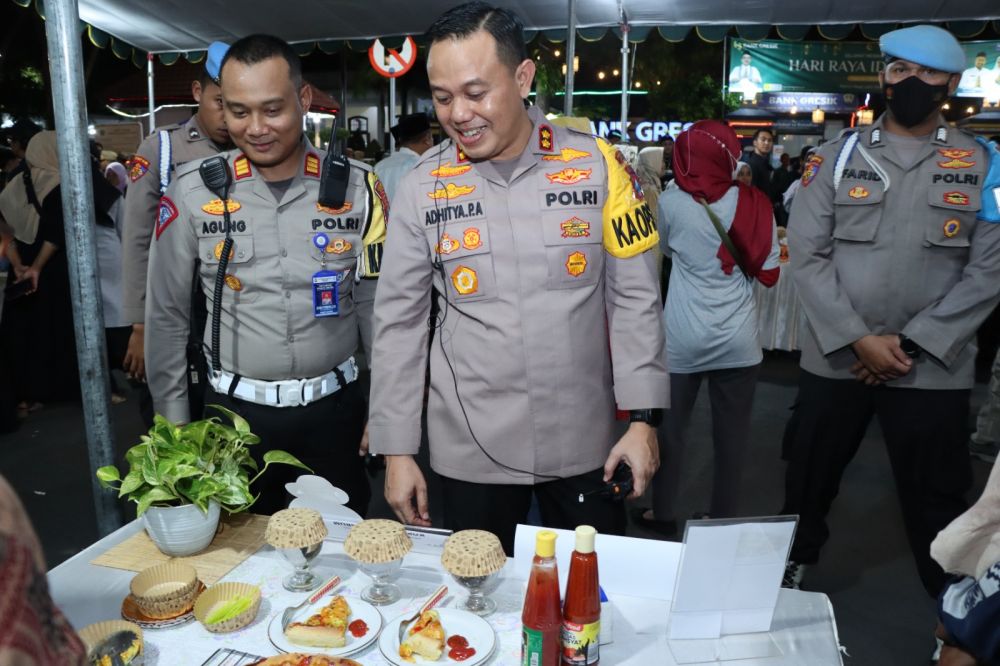 Kapolres Gresik AKBP Adhitya Panji Anom didampingi Kasat Lantas AKP Agung Fitransyah