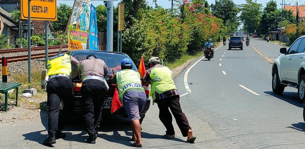 Satlantas Polres Bojonegoro bantu pemudik yang mobilnya mogok