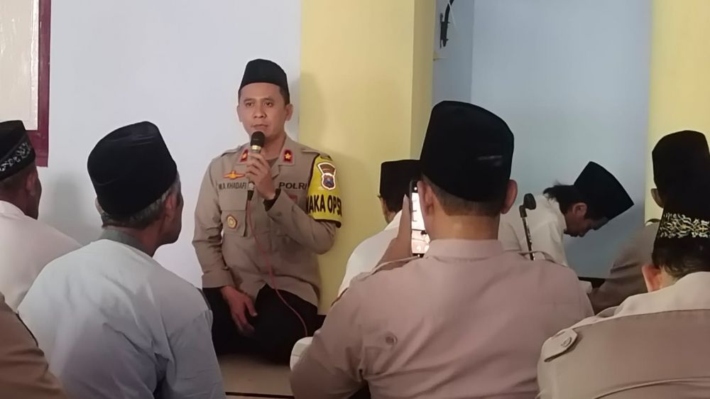 Wakapolres Nganjuk Kompol Moh. Asrori Khadafi saat Jum'at Curhat