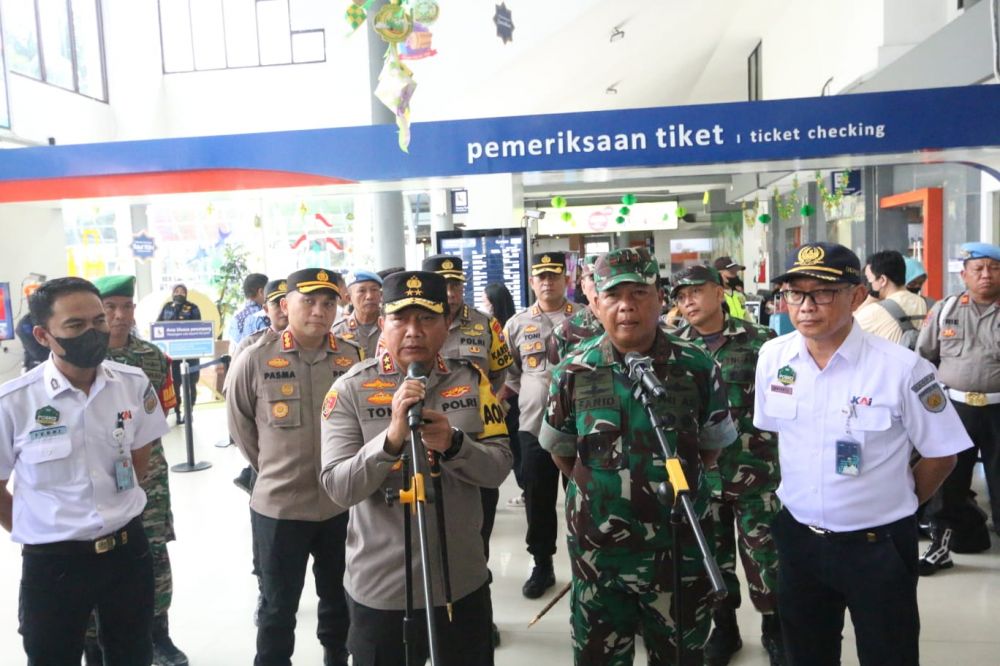 Kapolda Jatim Irjen Pol Dr. Toni Harmanto bersama Pangdam V Brawijaya Mayjen TNI Farid Makruf cek posyan dan pospam