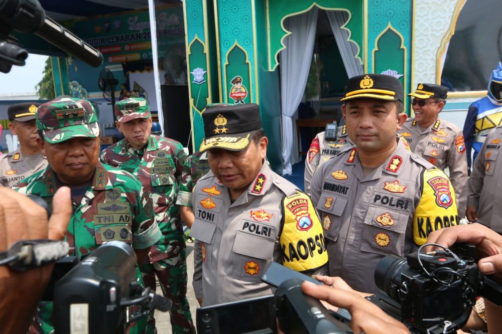 Kapolda Jatim Irjen Pol Dr. Toni Harmanto bersama Pangdam V Brawijaya cek posyan dan pospam