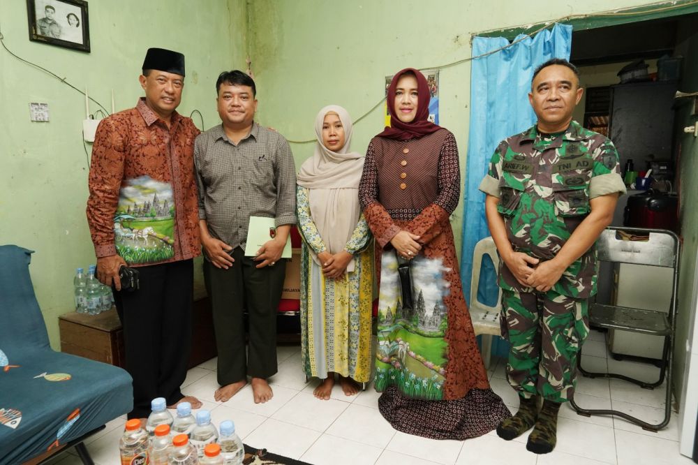 Danrem 084/BJ Brigjen TNI Terry Tresna Purnama saat silaturahmi ke rumah Koptu Agus Winarno