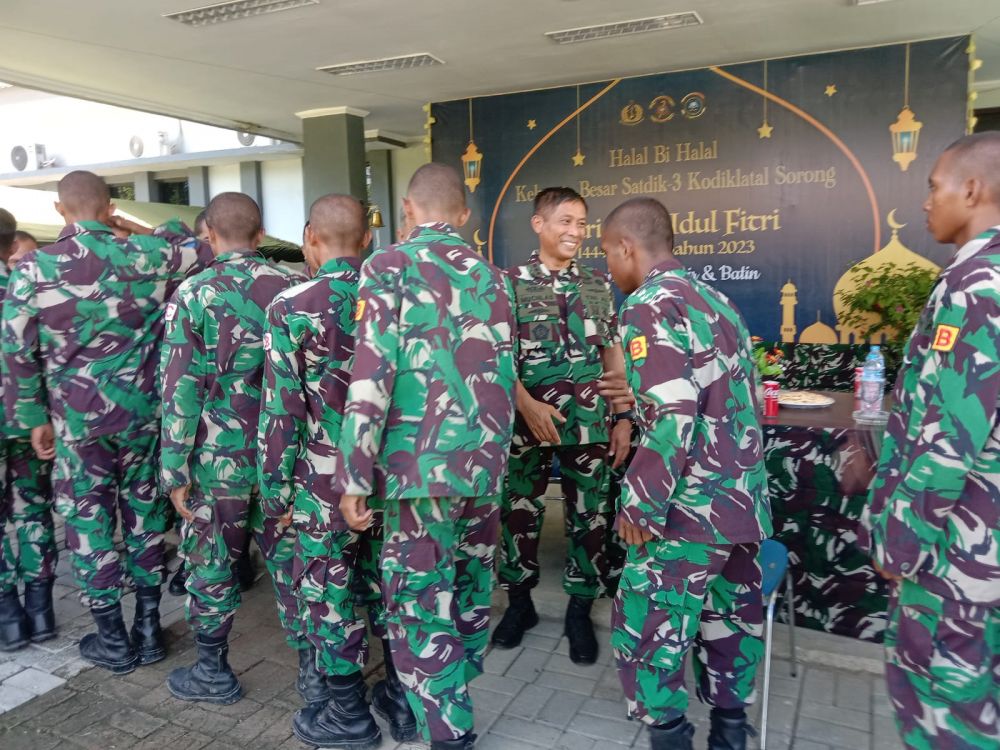 Siswa Satdik 3 Kodiklatal sholat Idul Fitri